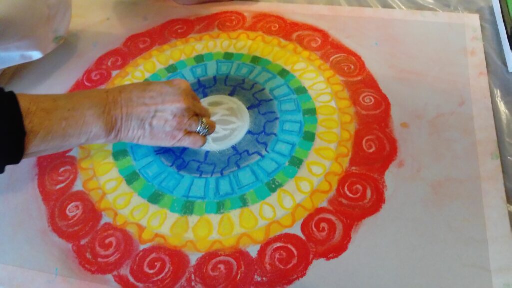 ATELIER-COULEURS-SENSATIONS-COULEURS-ANNE-BATTOUE-MEDIATRICE-ARTISTIQUE-LANDES-FRANCE