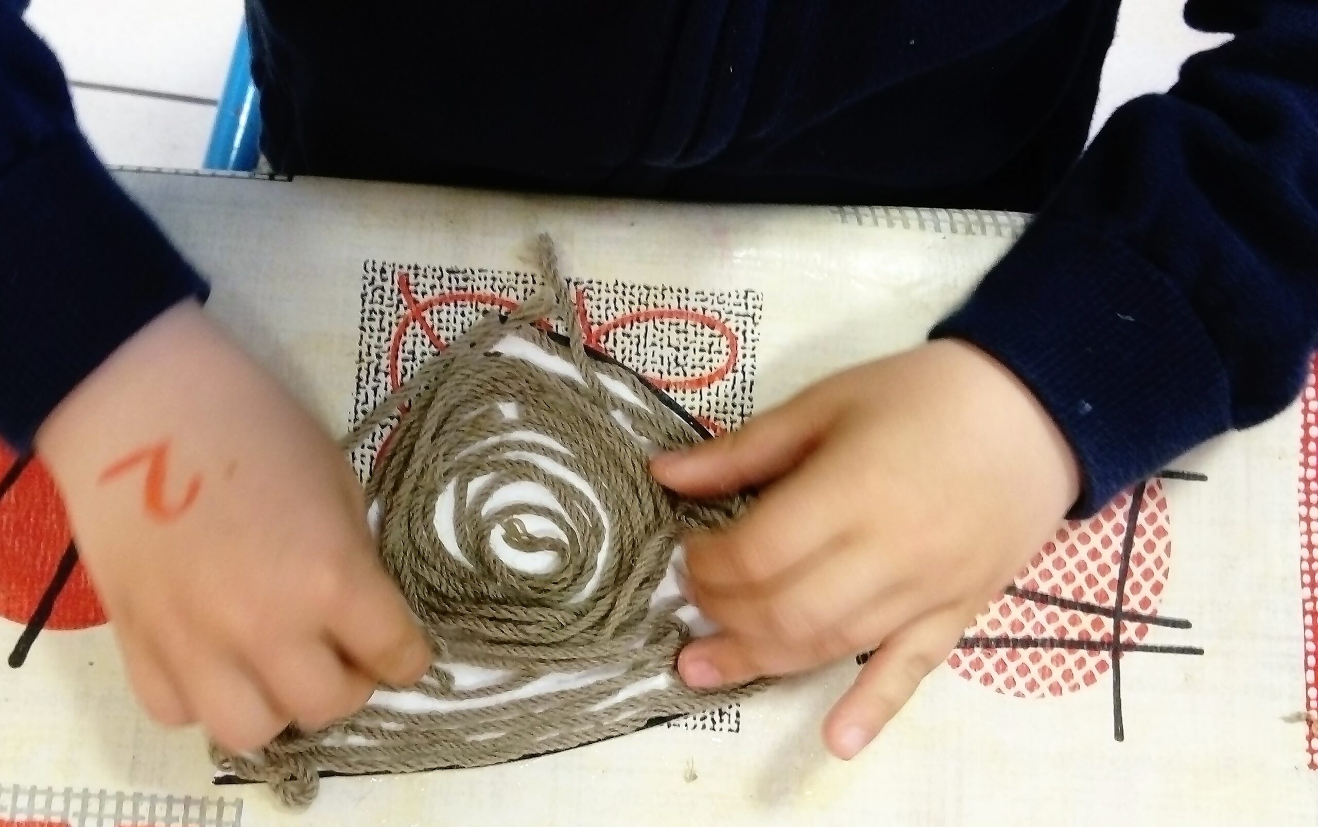 PROJET-HABILLE-MOI-UN-MOUTON-VIGNETTE-HD-ANNE-BATTOUE-ARTISTE-PEINTRE-FRANCE