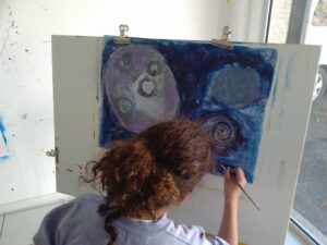 EDUCATION-ARTISTIQUE-ATELIER-DES-COULEURS-GURMENCON-ANNE-BATTOUE-ARTISTE-PEINTRE