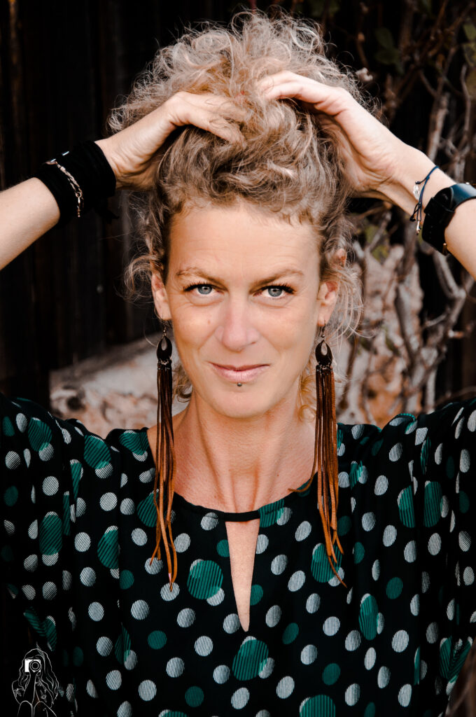 BIO-PHOTO-ANNE-BATTOUE-ARTISTE-PEINTRE